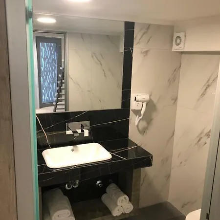 Mr & Mrs K Lofts * Ποτός