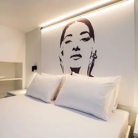 Mr & Mrs K Lofts פוטוס